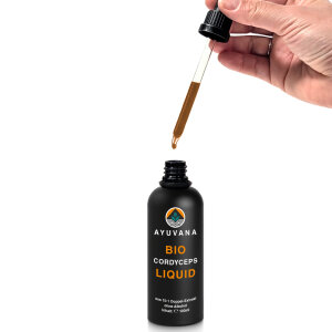AYUVANA Bio Cordyceps Liquid - Ein Tropfen fällt aus der Pippette in das Glas